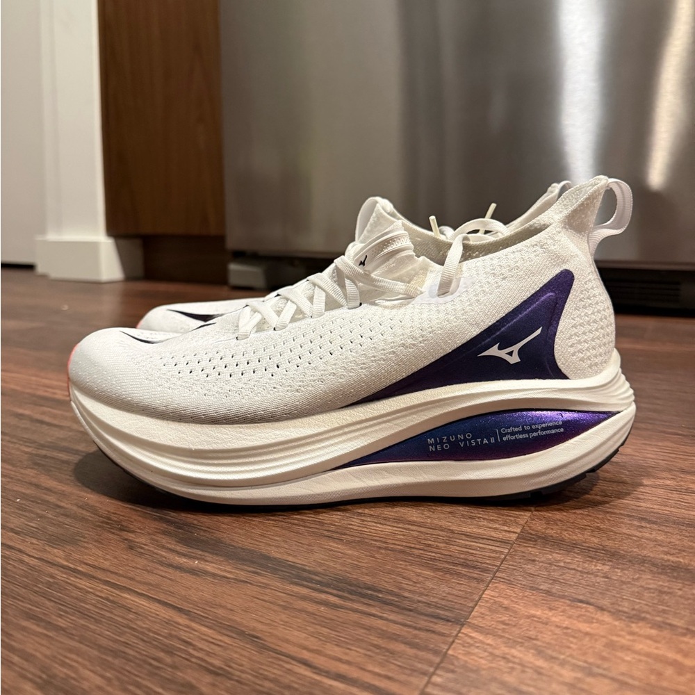 Mizuno Neo Vista 2. Size 9. Unworn.